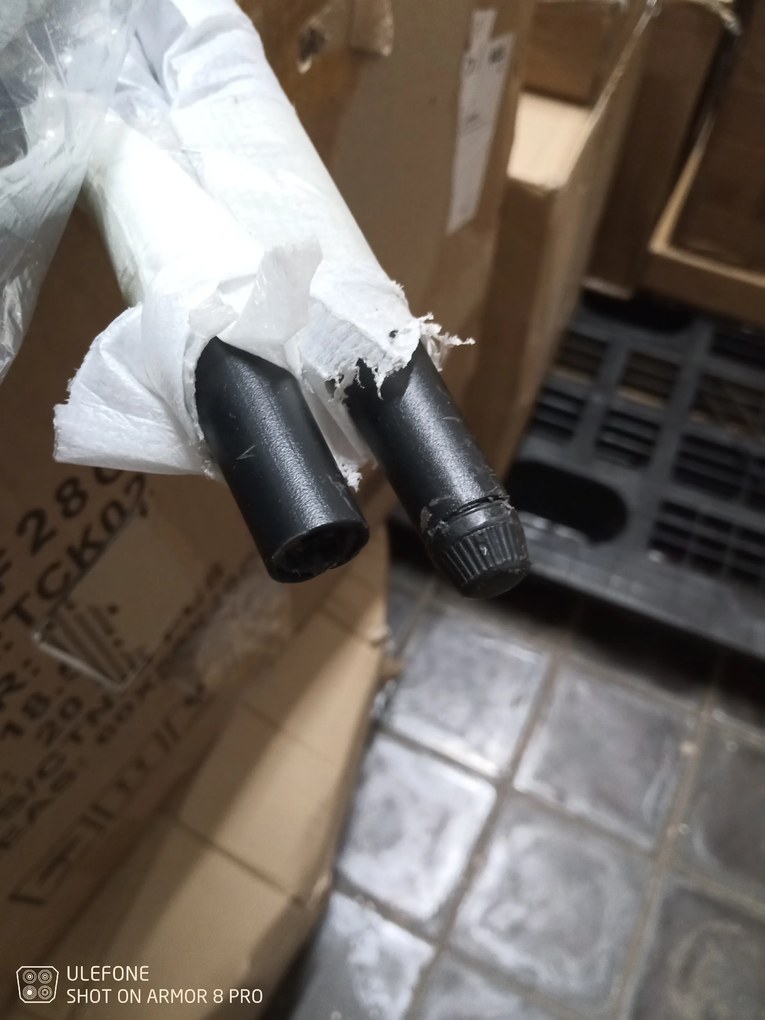 OFERTA Scaun de sufragerie din catifea gri inchis LIBRA cu picioare negre Calitatea a II-a