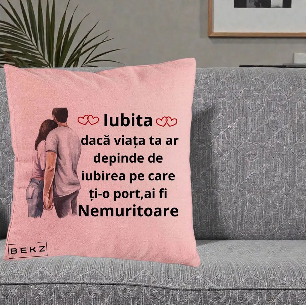 Cadou pentru Iubita - Perna Personalizata Iubita Nemuritoare cu Cuplu Acuarela Roz si Inimi, 40x40 cm, Roz, Husa Detasabila, Perna Inclusa, BEKZ®