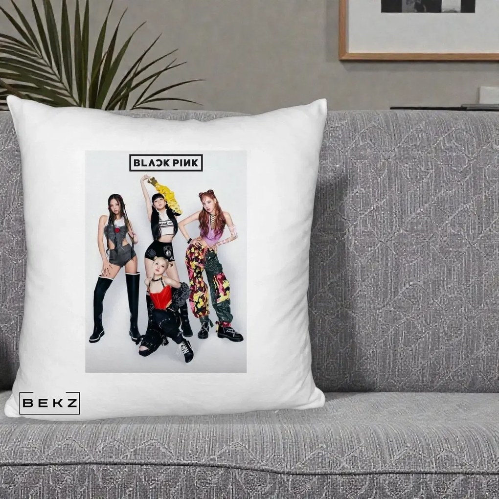Perna Personalizata K-pop BLACKPINK Fotografie Grup Tinute Edgy, 40x40 cm, Alb Pufos, Husa Detasabila, Perna Inclusa, BEKZ®