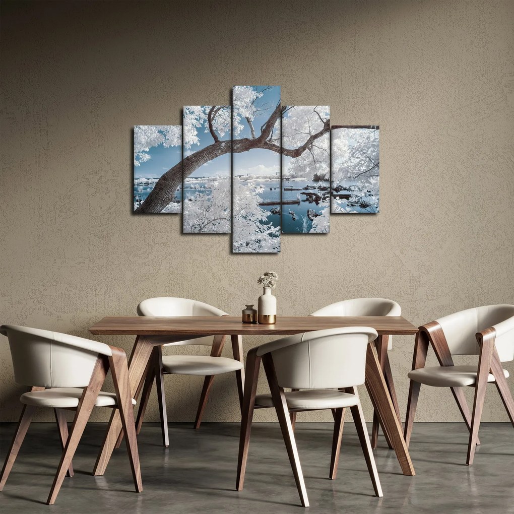 Tablou cu copac înzăpezit lângă apă (150x105 cm)