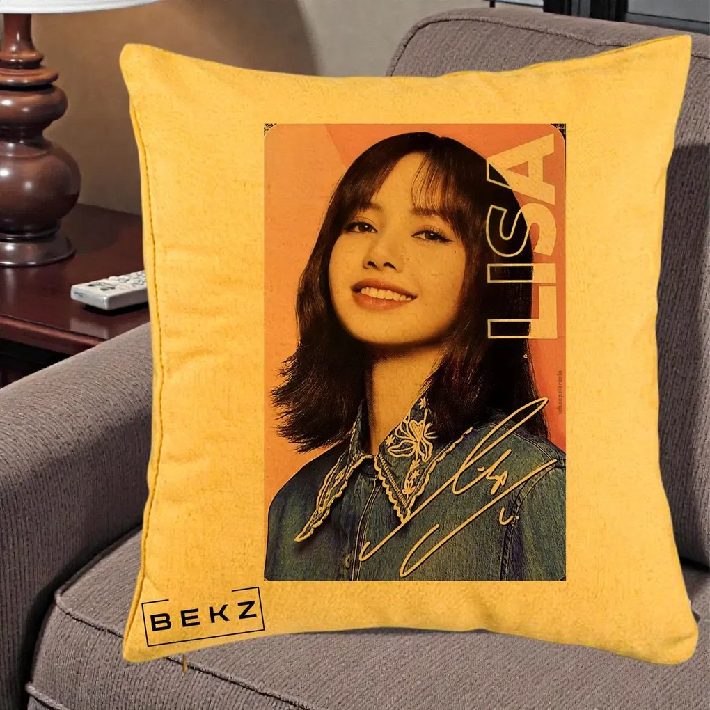 Perna Personalizata K-pop BLACKPINK Lisa cu Semnatura, 40x40 cm, Galben, Husa Detasabila, Perna Inclusa, BEKZ®