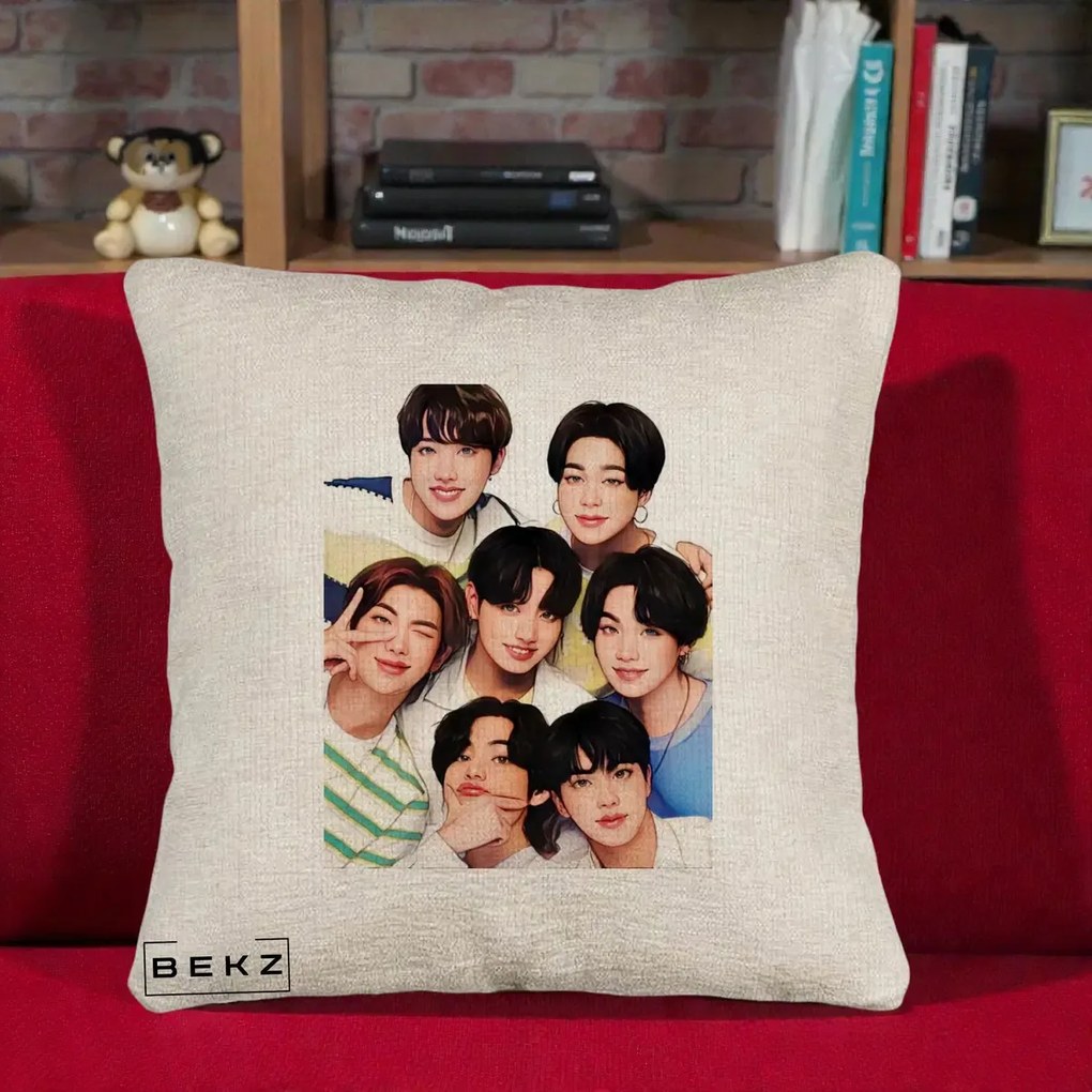 Perna Personalizata K-pop BTS Bangtan Boys Portret Grup Fanart, 40x40 cm, Bej Canapea, Husa Detasabila, Perna Inclusa, BEKZ®