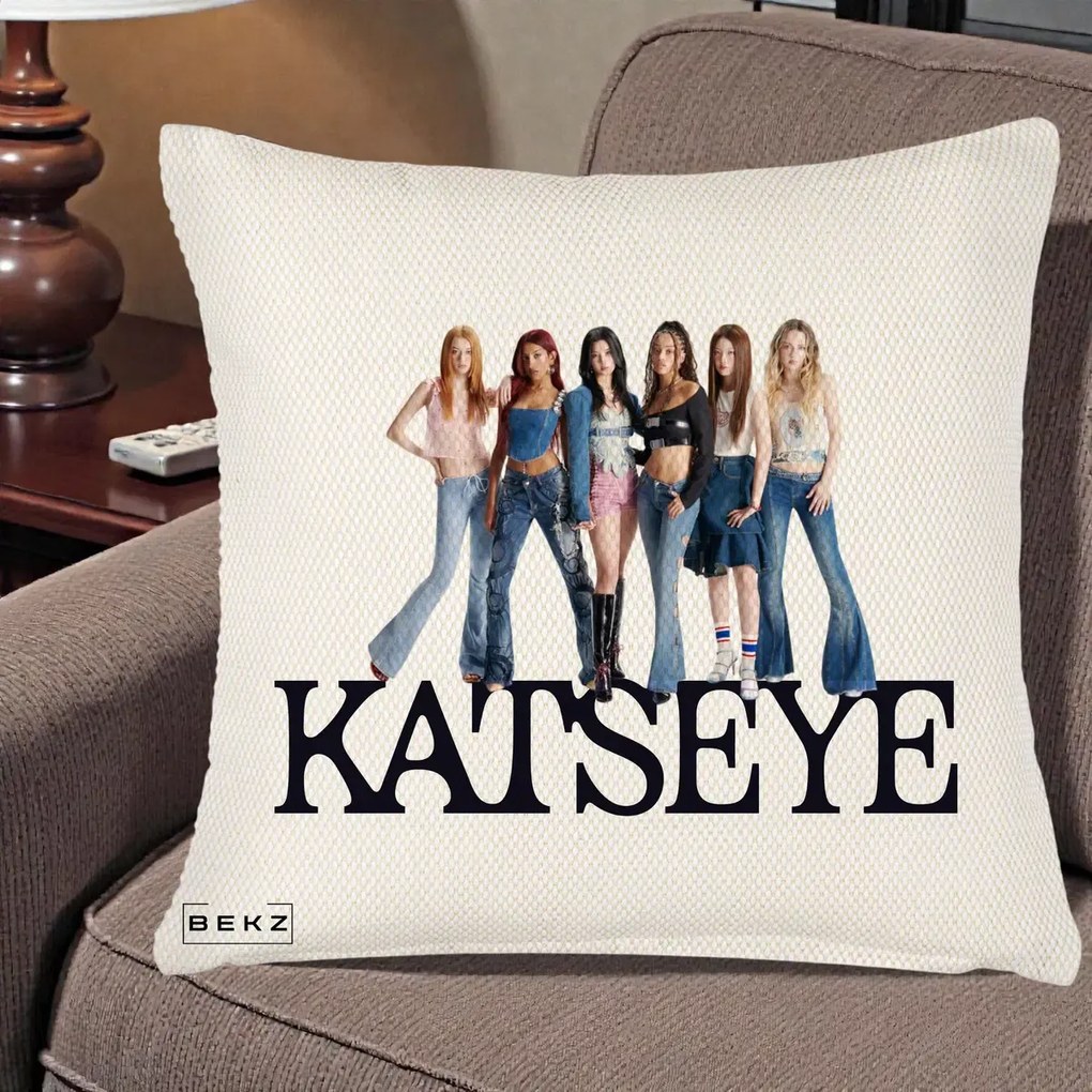 Perna Personalizata K-pop KATSEYE Foto Grup Blugi, 40x40 cm, Crem Reliefat, Husa Detasabila, Perna Inclusa, BEKZ®
