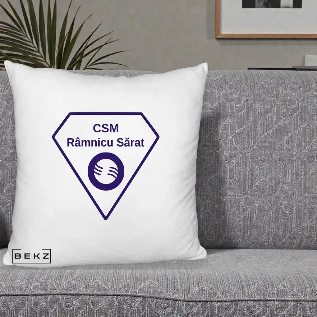 Perna Personalizata CSM Ramnicu Sarat Fotbal, 40x40 cm, Alb Pufos, Husa Detasabila, Perna Inclusa, BEKZ®