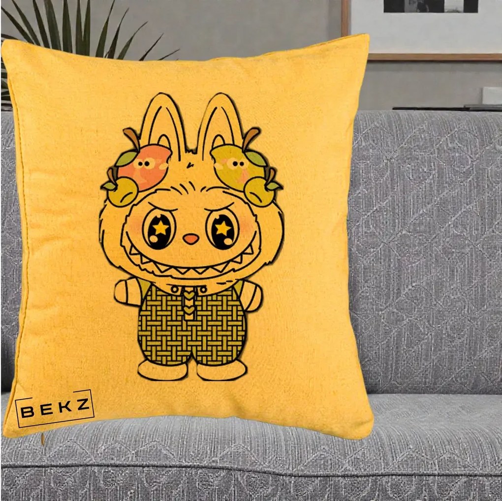 Perna Personalizata Labubu Galben cu Mere si Salopeta, 40x40 cm, Galben, Husa Detasabila, Perna Inclusa, BEKZ®
