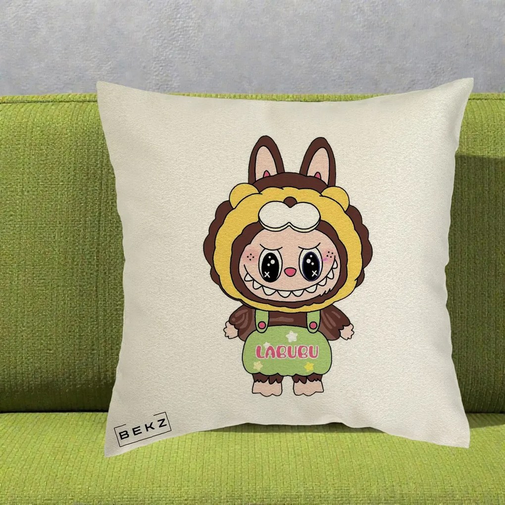 Perna Personalizata Labubu Leu Galben cu Salopeta, 40x40 cm, Ecru, Husa Detasabila, Perna Inclusa, BEKZ®