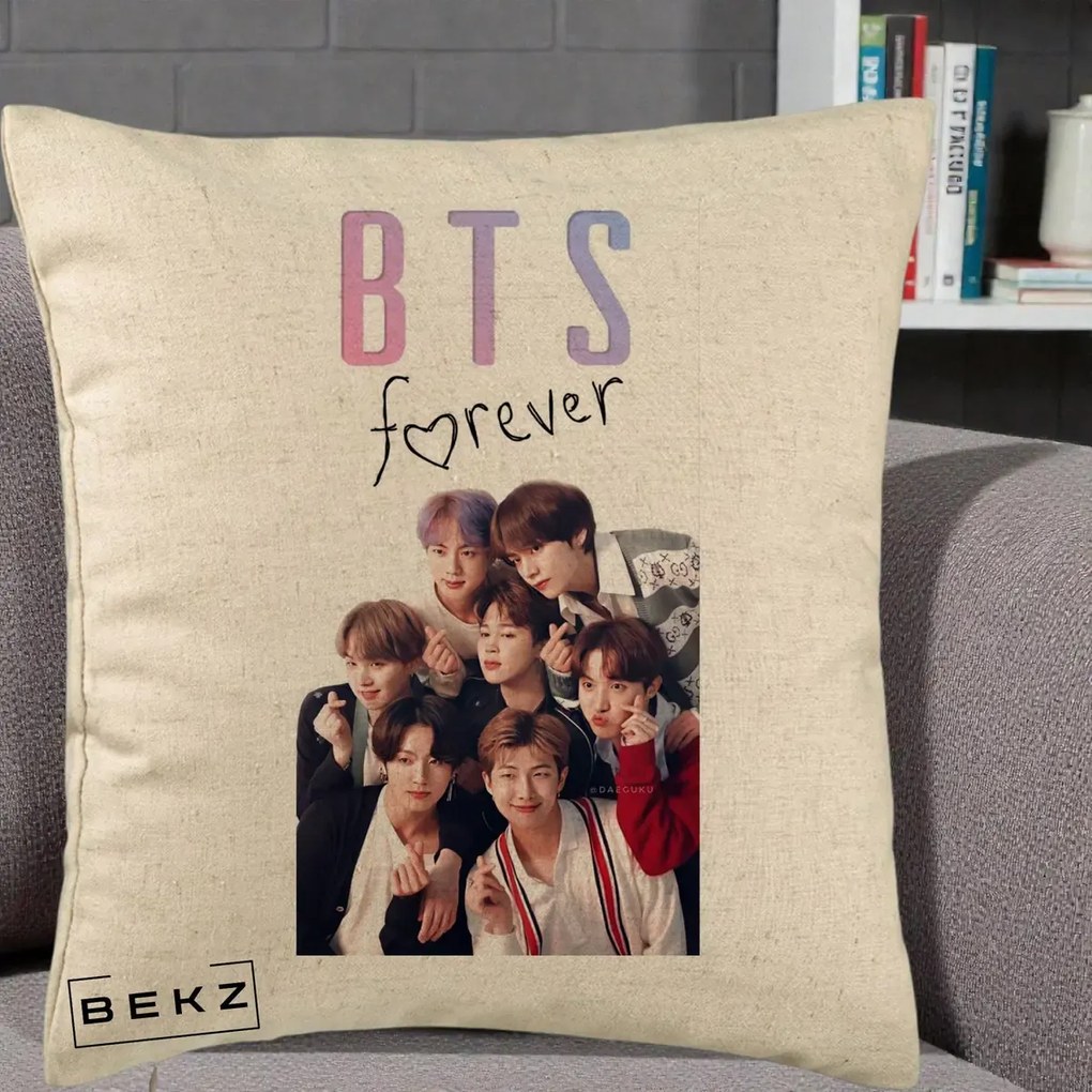 Perna Personalizata K-pop BTS Forever cu Foto Grup Negru, 40x40 cm, Bej, Husa Detasabila, Perna Inclusa, BEKZ®