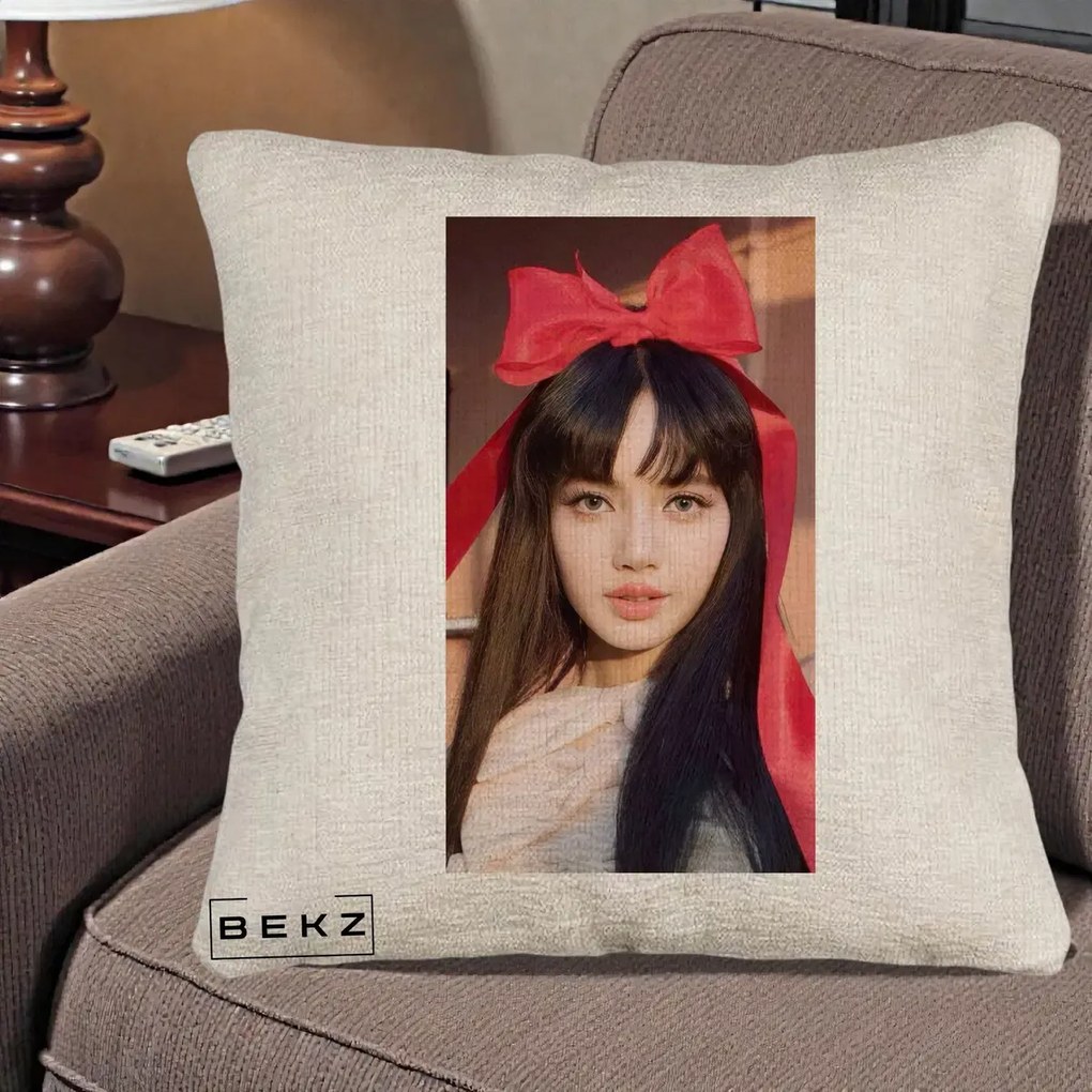 Perna Personalizata K-pop BLACKPINK Rose cu Funda Rosie, 40x40 cm, Bej Canapea, Husa Detasabila, Perna Inclusa, BEKZ®