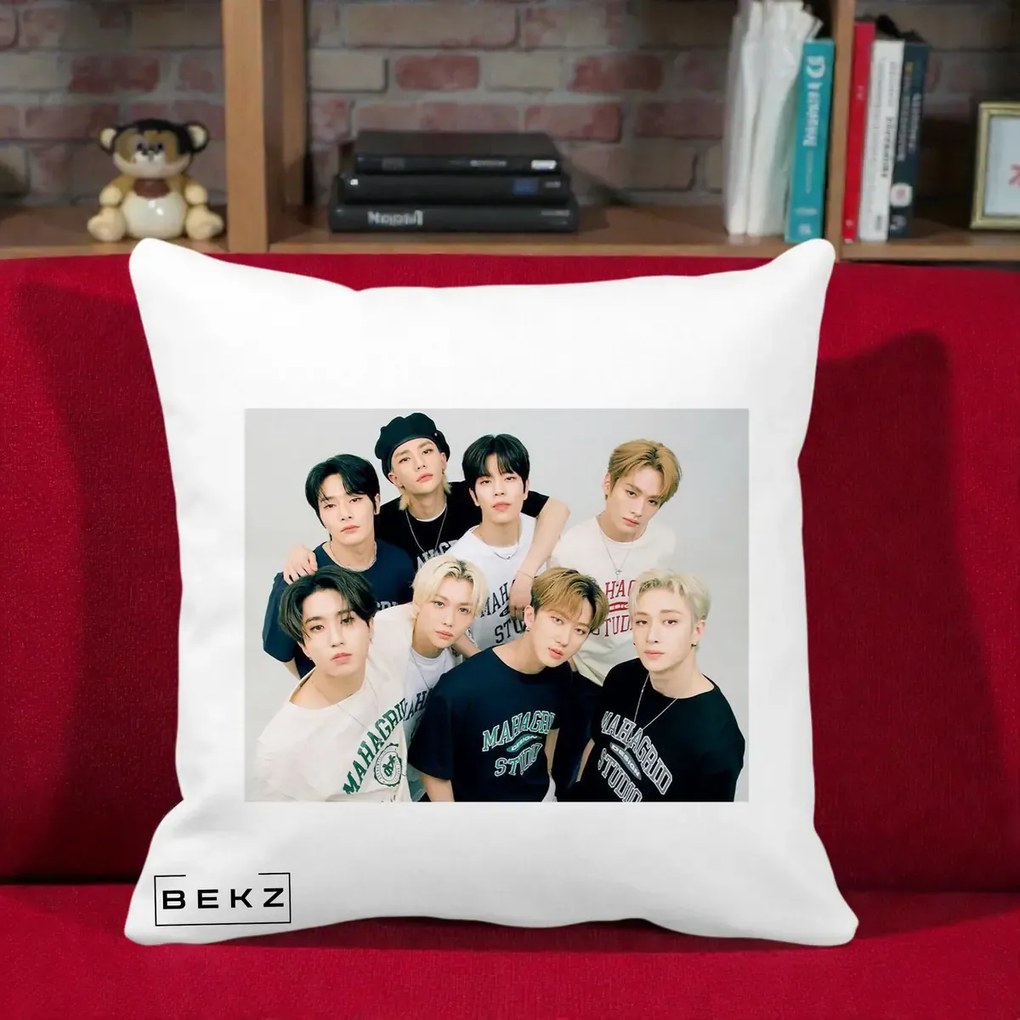 Perna Personalizata K-pop Stray Kids Foto Grup Text, 40x40 cm, Alba Mata, Husa Detasabila, Perna Inclusa, BEKZ®