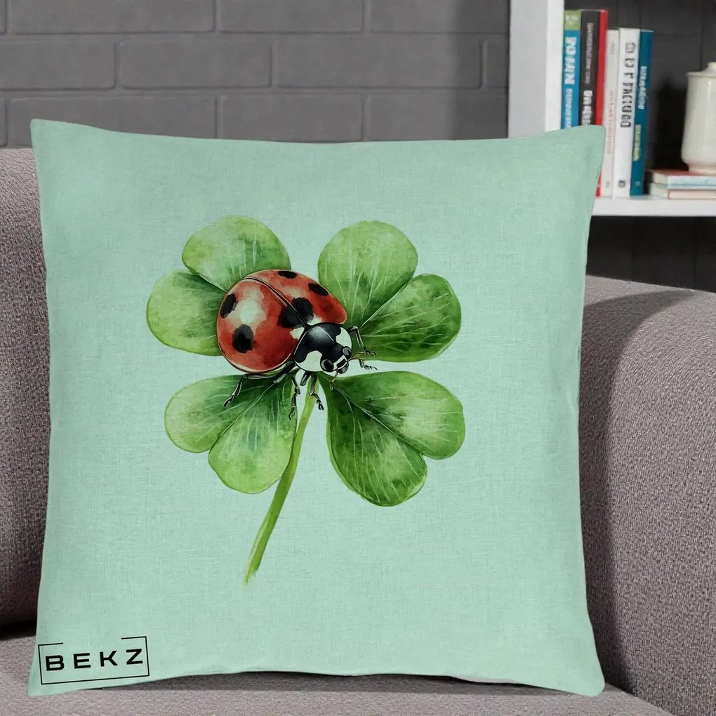 Perna Decorativa Buburuza Norocoasa pe Trifoi cu Patru Foi, 40x40 cm, Verde Menta, Husa Detasabila, Perna Inclusa, BEKZ®
