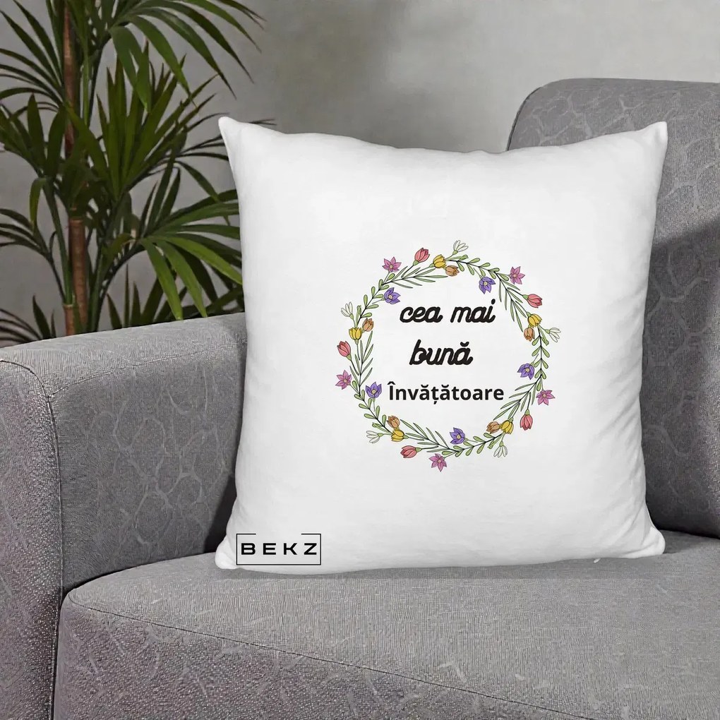 Cadou pentru Invatatoare - Perna Personalizata Cea mai Buna Invatatore cu Coronita Florala Colorata, 40x40 cm, Alb Pufos, Husa Detasabila, Perna Inclusa, BEKZ®