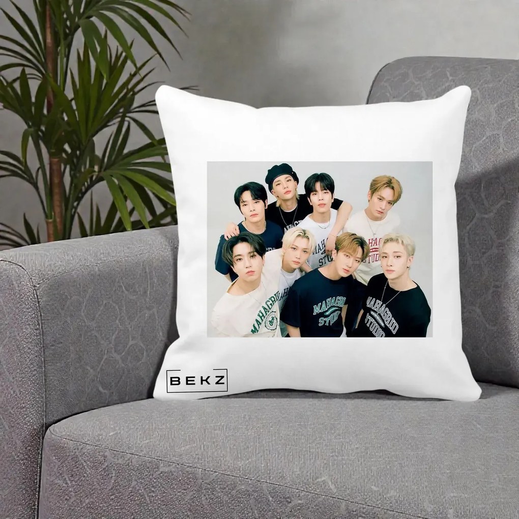 Perna Personalizata K-pop Stray Kids Foto Grup Text, 40x40 cm, Alba Mata, Husa Detasabila, Perna Inclusa, BEKZ®