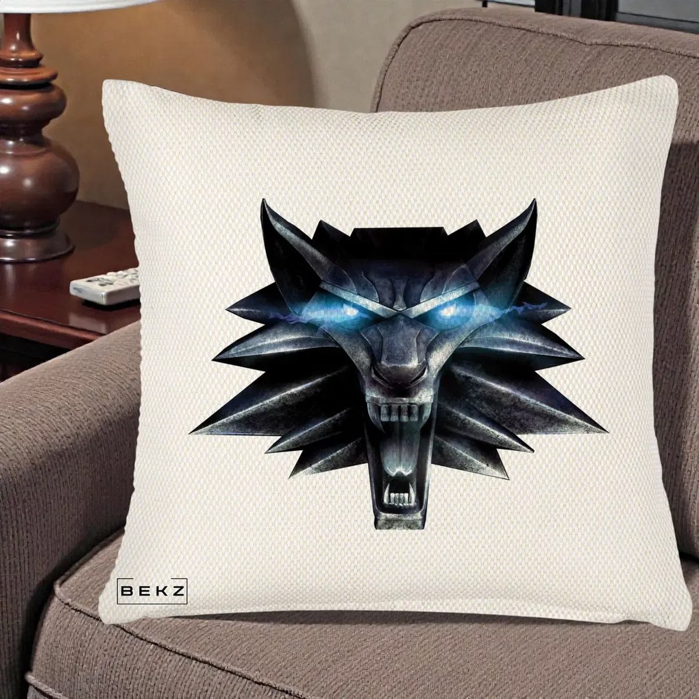 Perna Decorativa The Witcher Wolf Head, 40x40 cm, Crem Reliefat, Husa Detasabila, Perna Inclusa, BEKZ®