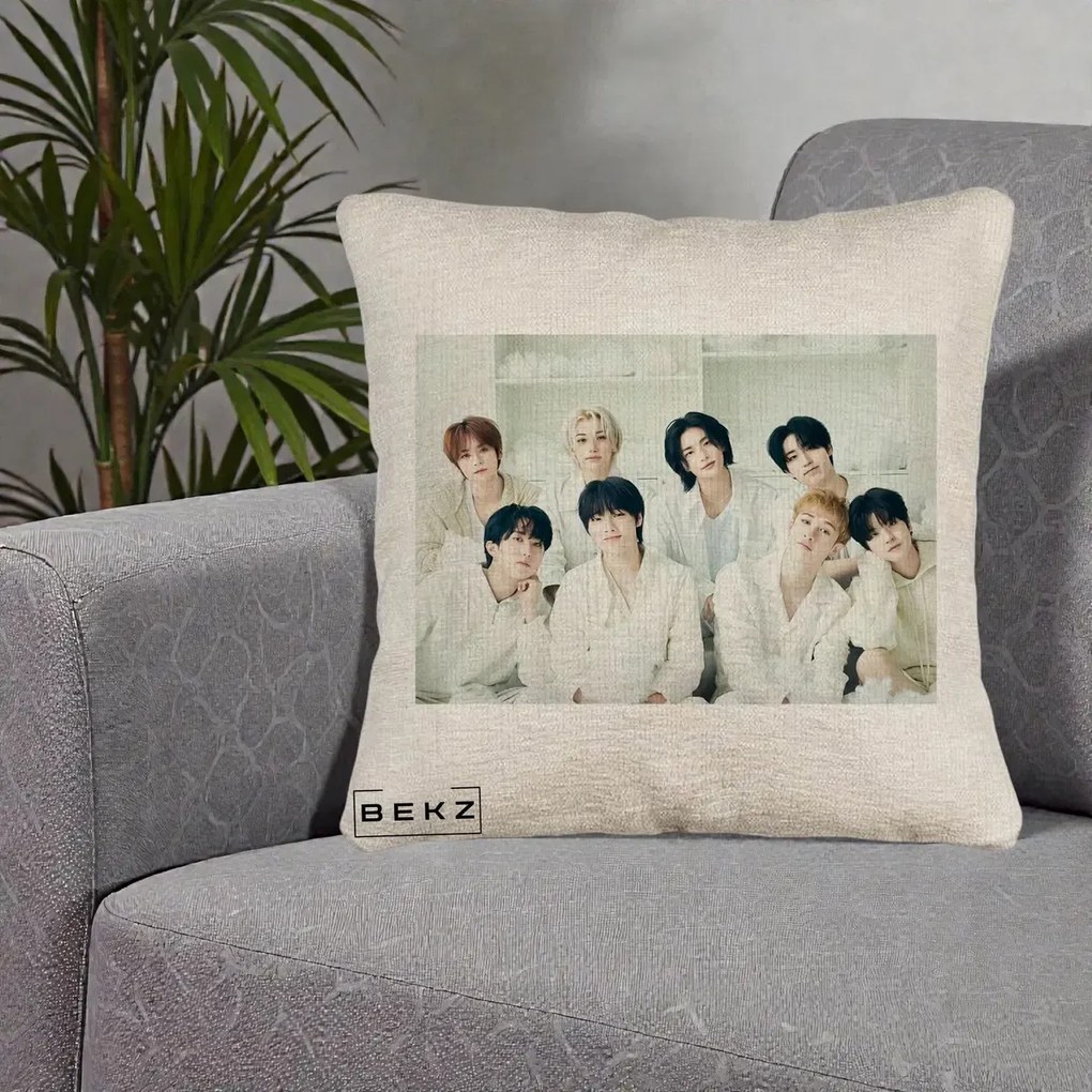 Perna Personalizata K-pop Stray Kids Foto Grup Alb All-White cu 8 Membrii, 40x40 cm, Bej Canapea, Husa Detasabila, Perna Inclusa, BEKZ®