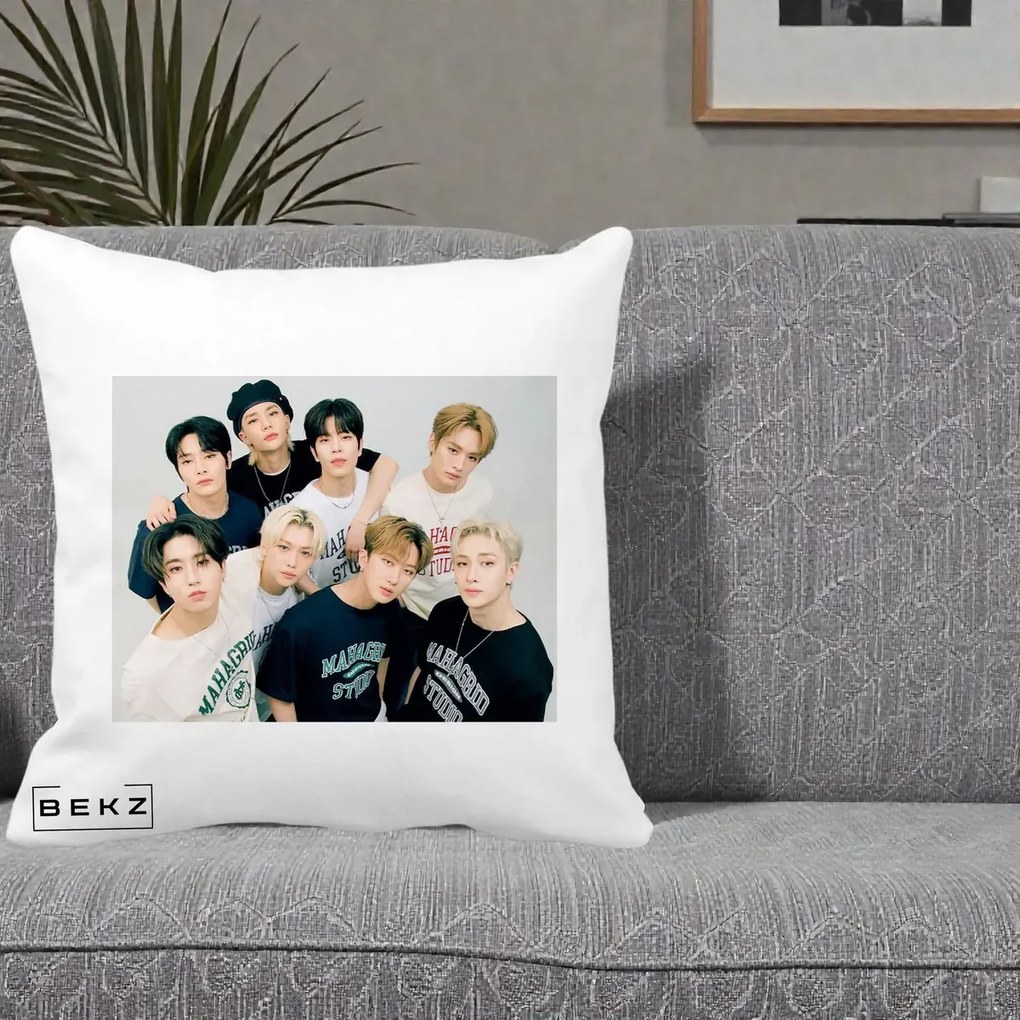 Perna Personalizata K-pop Stray Kids Foto Grup Text, 40x40 cm, Alba Mata, Husa Detasabila, Perna Inclusa, BEKZ®