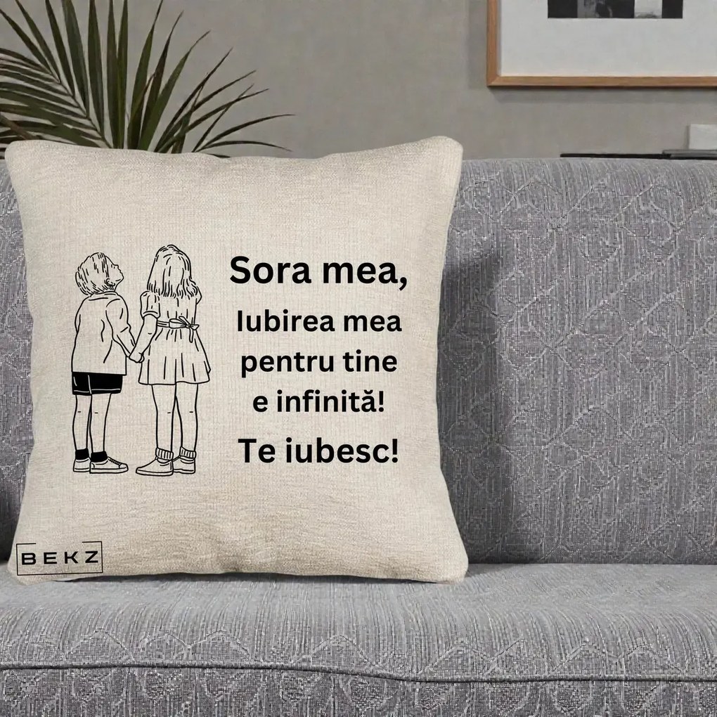 Cadou pentru Sora - Perna Personalizata Sora Mea Te Iubesc Copii Tinand Maini Line Art, 40x40 cm, Bej Canapea, Husa Detasabila, Perna Inclusa, BEKZ®