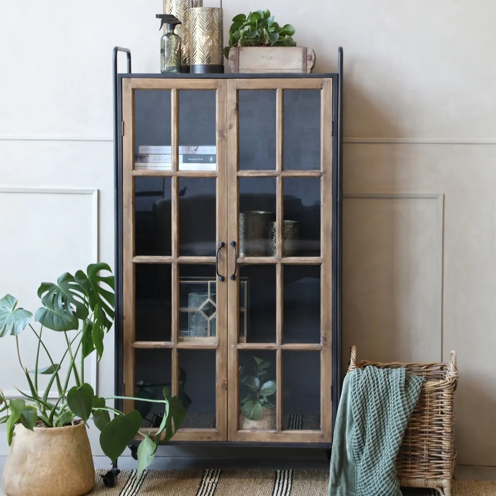Vitrină industrială din lemn de pin natur și metal negru, cu 2 uși vitrate, 3 rafturi și roți, finisaj natural, 156 x 80 x 34 cm, „Calibre”