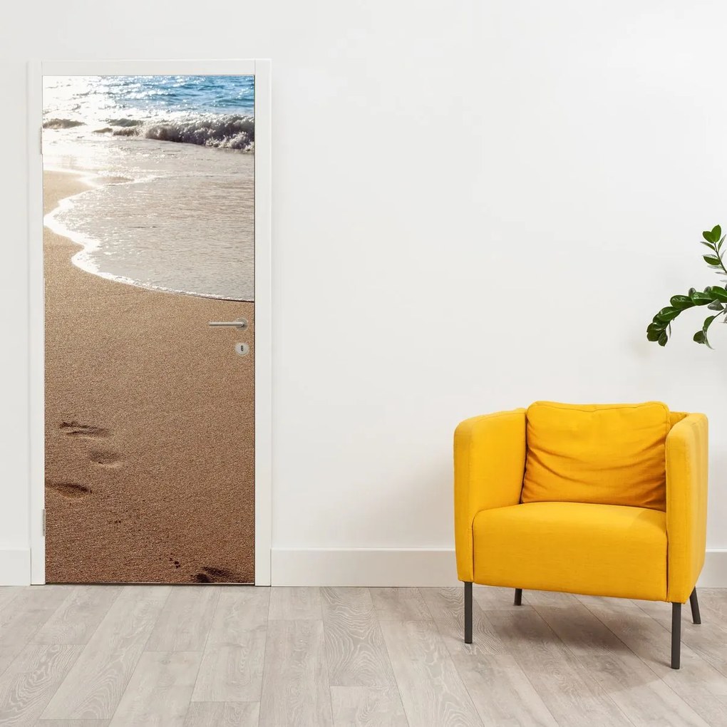 Fototapet pentru ușă - Urme în nisip si marea (95x205cm)