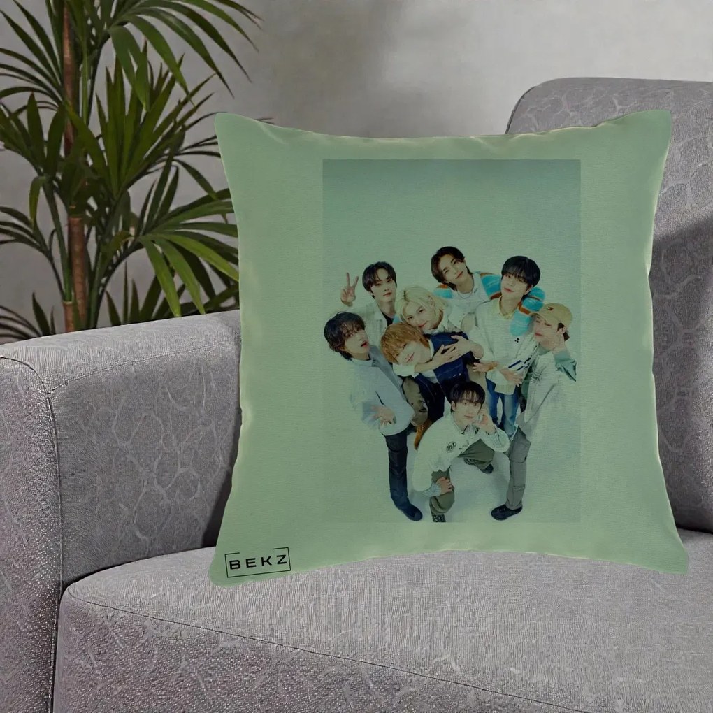 Perna Personalizata K-pop Stray Kids Foto Grup Bleu, 40x40 cm, Verde, Husa Detasabila, Perna Inclusa, BEKZ®