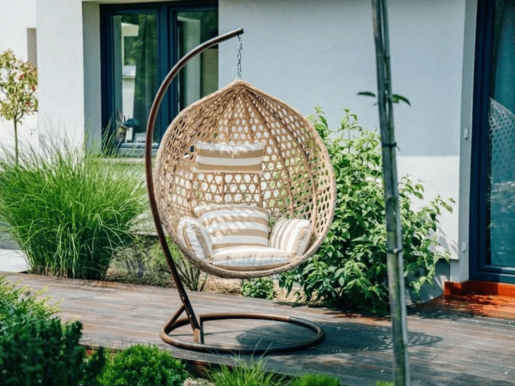 Scaun suspendat maro deschis TROPIKAL cu suport.