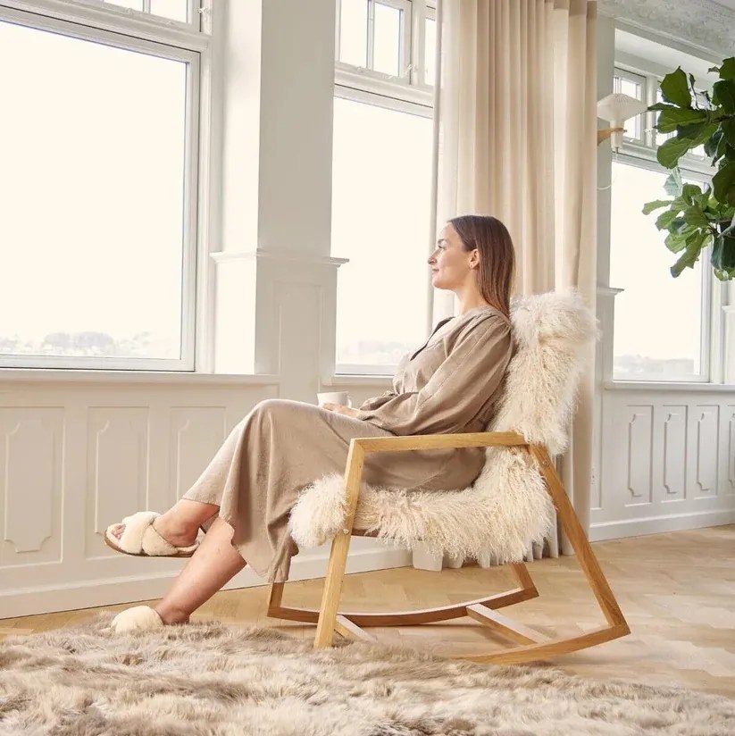 Fotoliu balansoar din lemn de frasin, cu pernă din 100% blană naturală de oaie tibetană, cu fir lung și buclat, „Rocking Chair”