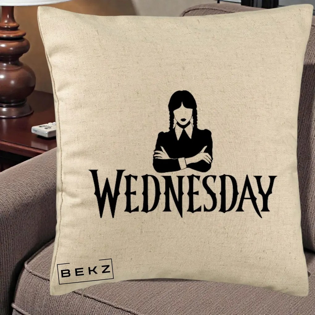 Perna Personalizata Wednesday Addams cu Brate Incrucisate, 40x40 cm, Bej, Husa Detasabila, Perna Inclusa, BEKZ®