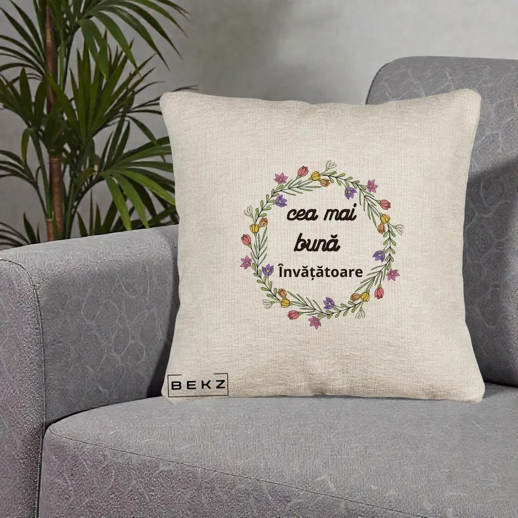 Cadou pentru Invatatoare - Perna Personalizata Cea mai Buna Invatatore cu Coronita Florala Colorata, 40x40 cm, Bej Canapea, Husa Detasabila, Perna Inclusa, BEKZ®