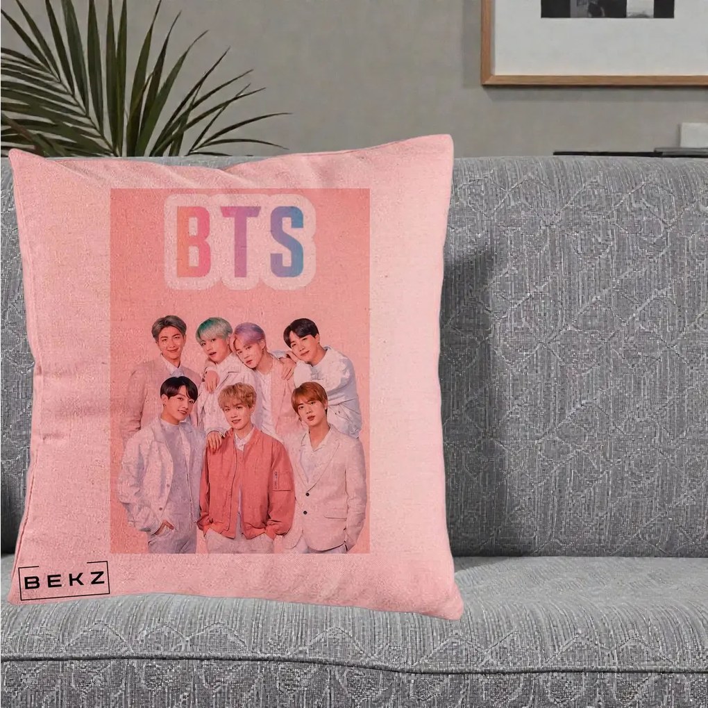 Perna Personalizata K-pop BTS Foto Grup cu BTS si Fond Roz Pastel, 40x40 cm, Roz, Husa Detasabila, Perna Inclusa, BEKZ®