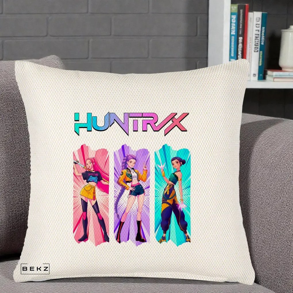 Perna Personalizata K-pop HUNTRX Trio cu Pisica in Benzi, 40x40 cm, Crem Reliefat, Husa Detasabila, Perna Inclusa, BEKZ®