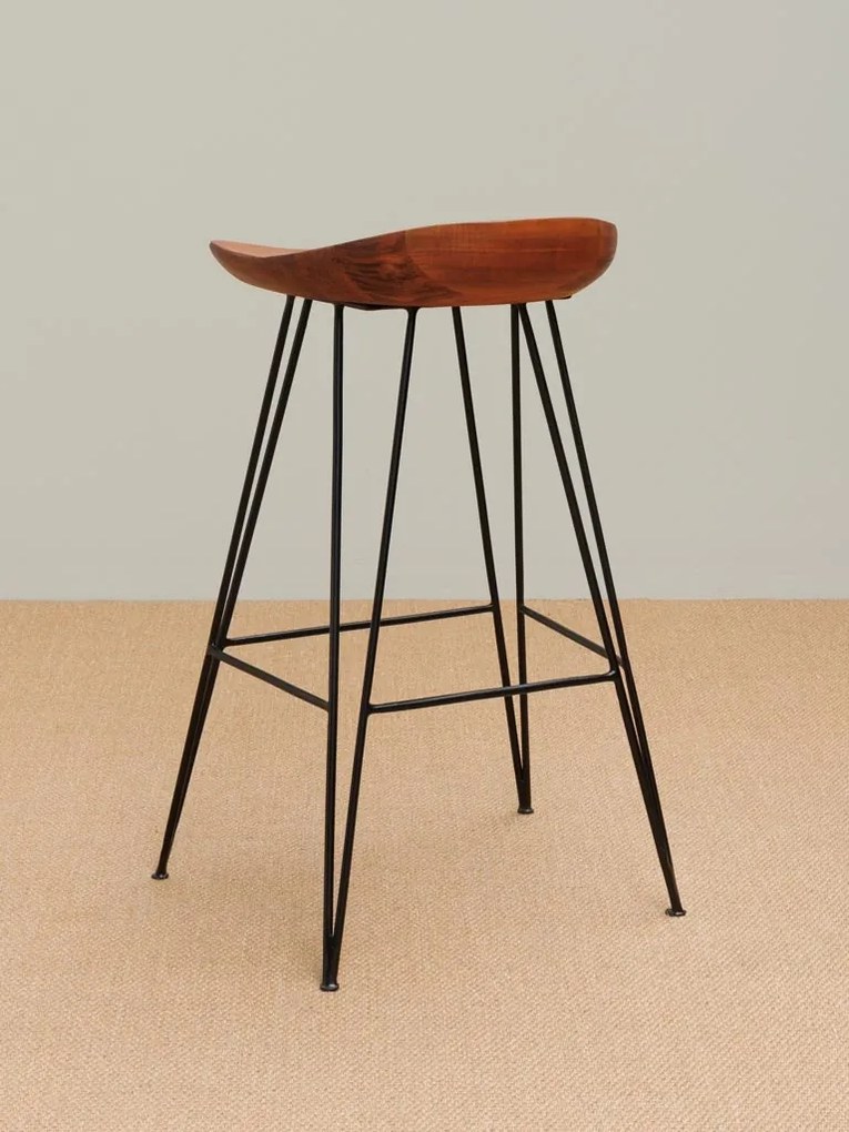 Scaun de bar din lemn de acacia și metal, maro, în stil industrial, cu șezut curbat și picioare tip ac de păr, 80 x 46 x 40 cm, „Mauru”