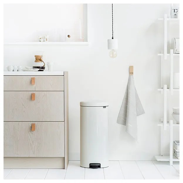Cos de gunoi cu pedala Brabantia NewIcon 649063, 30 L, Inchidere lina, Baza antiderapanta, Cos interior metalic, Alb