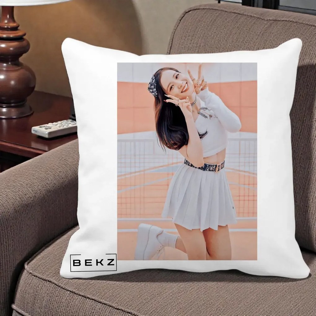 Perna Personalizata K-pop BLACKPINK Nayeon/Jisoo Tenis Alb, 40x40 cm, Alba Mata, Husa Detasabila, Perna Inclusa, BEKZ®