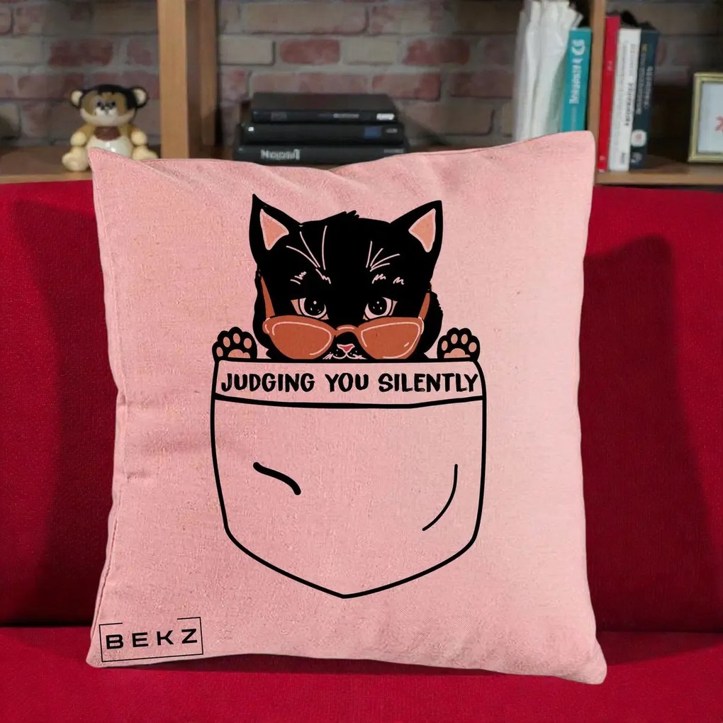 Perna Decorativa Judging You Silently Pisica Buzunar, 40x40 cm, Roz, Husa Detasabila, Perna Inclusa, BEKZ®