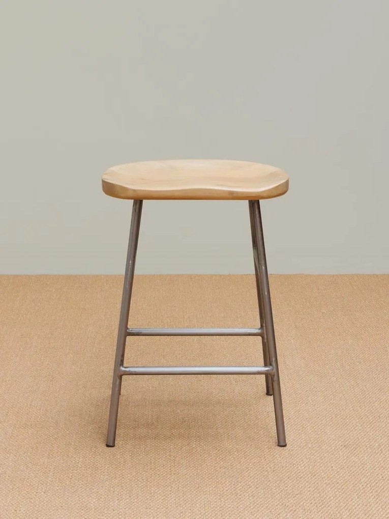 Scaun de bar din lemn de mango și metal, natur, pentru insulă, în stil industrial, cu șezut curbat și suport pentru picioare, 60 x 42 x 37 cm, „Hinto”