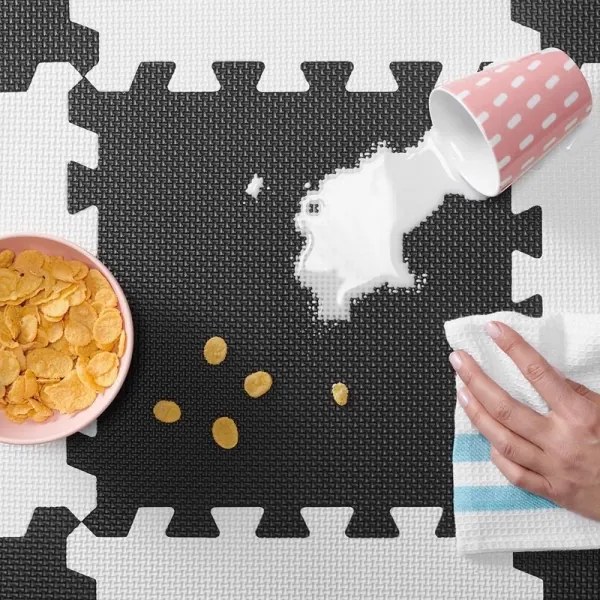 Puzzle din spumă LUNO 30 buc. negru/alb KINDERKRAFT