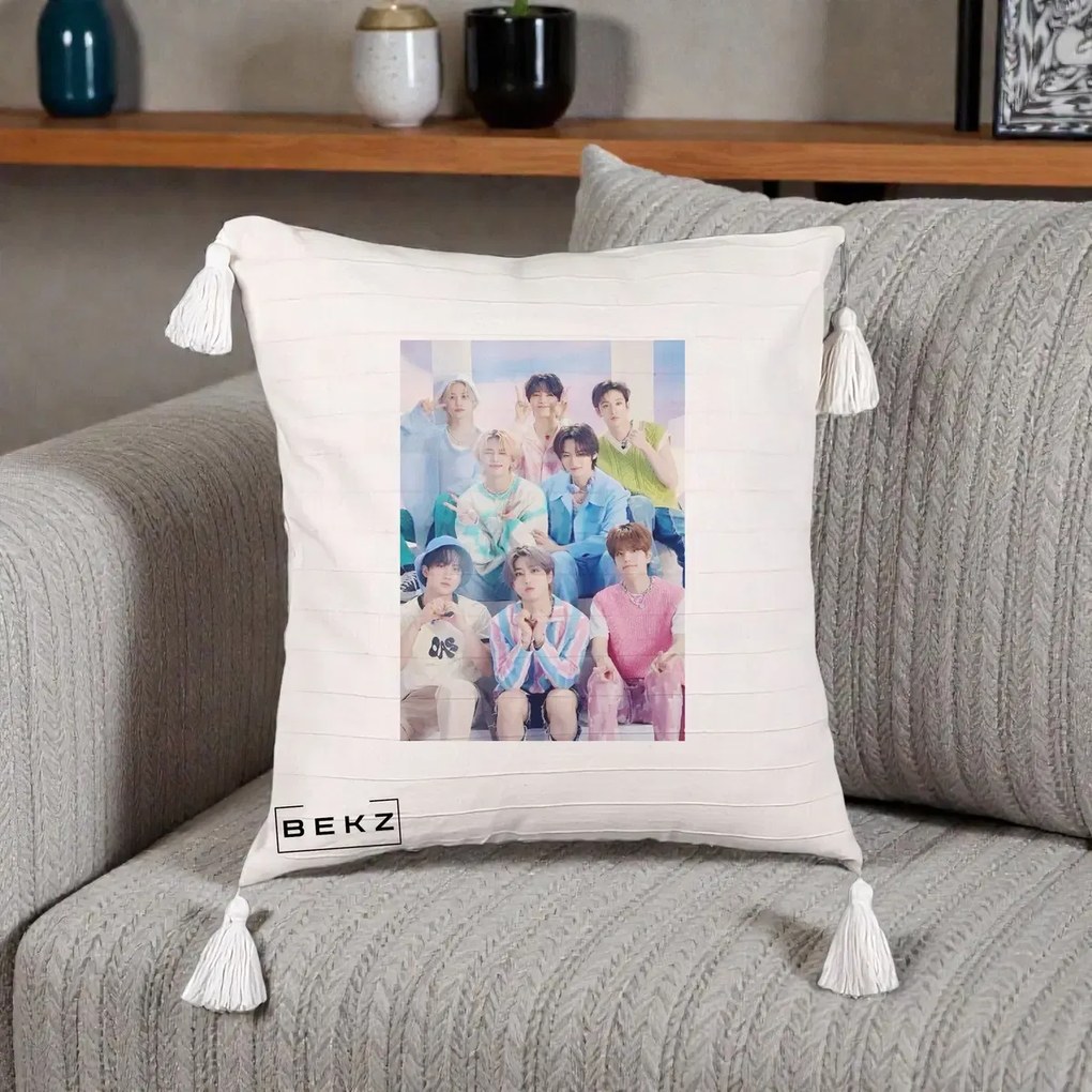 Perna Personalizata K-Pop Grup Foto Pasteluri cu 8 Artisti, 40x40 cm, Bej cu Franjuri, Husa Detasabila, Perna Inclusa, BEKZ®