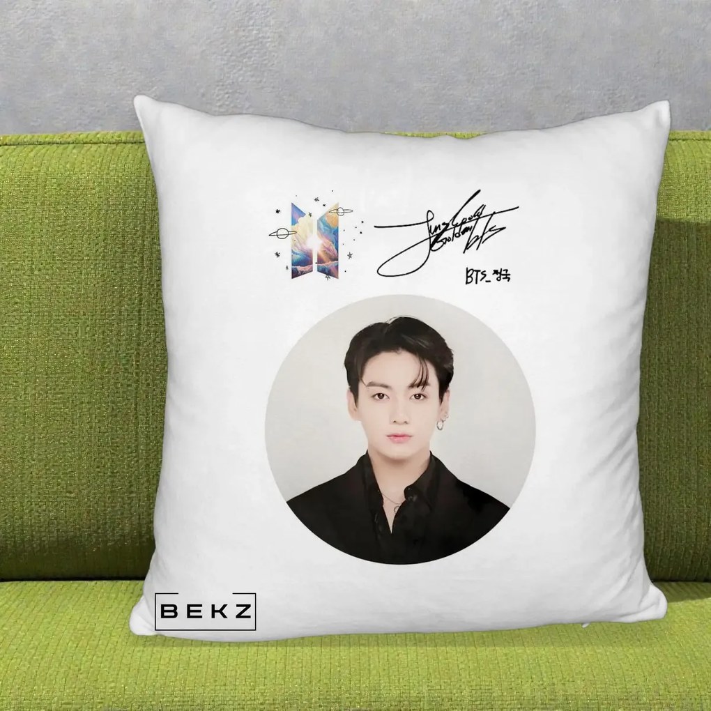 Perna Personalizata K-pop BTS Jungkook Portret cu Autograf, 40x40 cm, Alb Pufos, Husa Detasabila, Perna Inclusa, BEKZ®