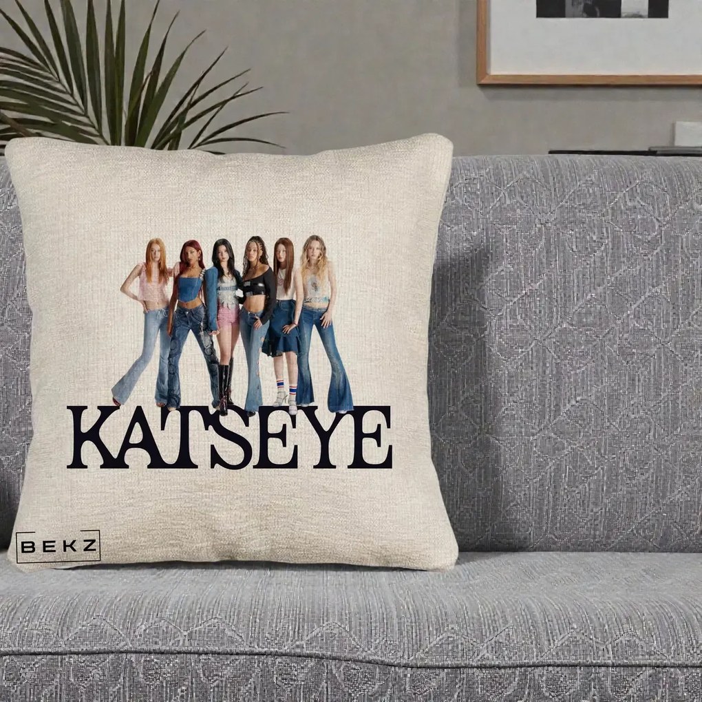 Perna Personalizata K-pop KATSEYE Foto Grup Blugi, 40x40 cm, Bej Canapea, Husa Detasabila, Perna Inclusa, BEKZ®
