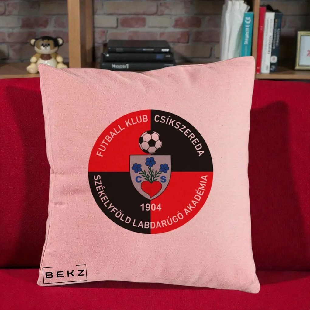 Perna Personalizata FK Csikszereda 1904 Fotbal, 40x40 cm, Roz, Husa Detasabila, Perna Inclusa, BEKZ®