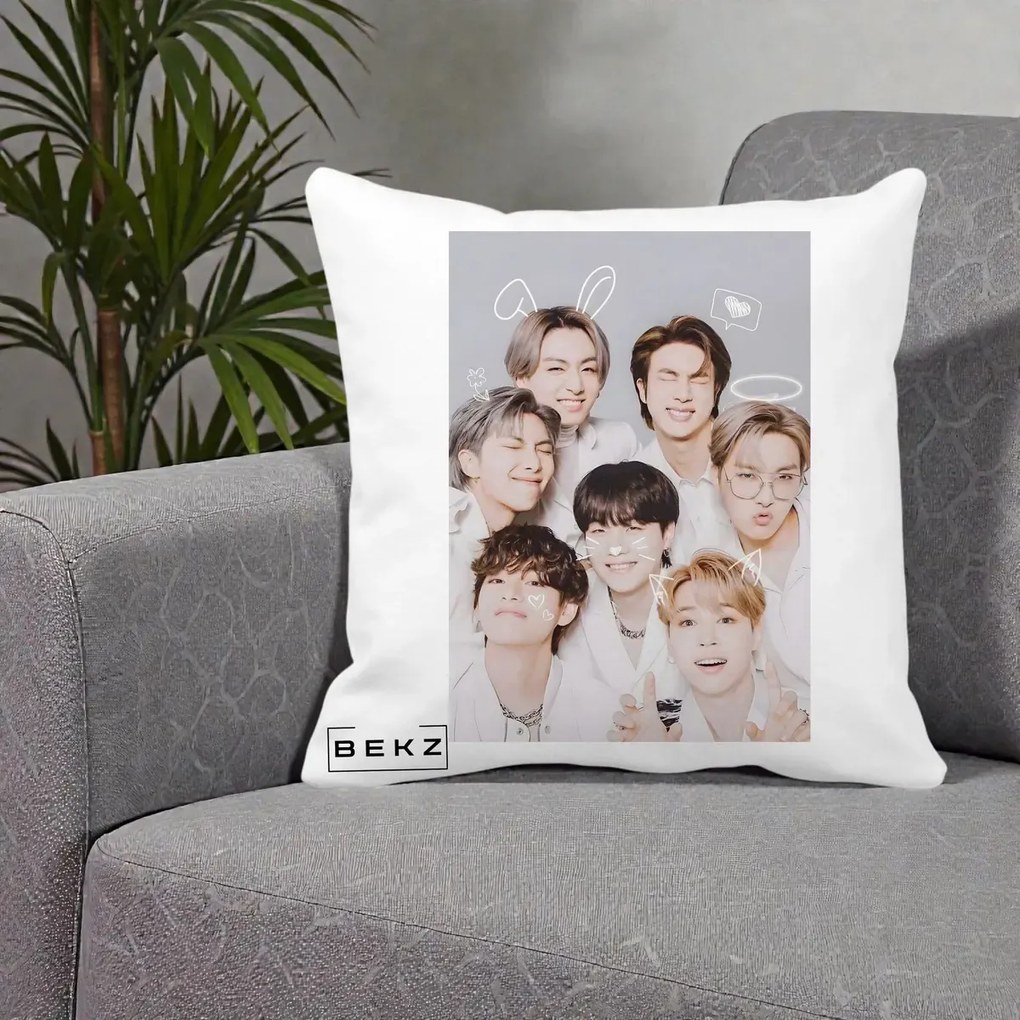 Perna Personalizata K-pop BTS Foto Grup Cute cu Animatii si 7 Membrii, 40x40 cm, Alba Mata, Husa Detasabila, Perna Inclusa, BEKZ®