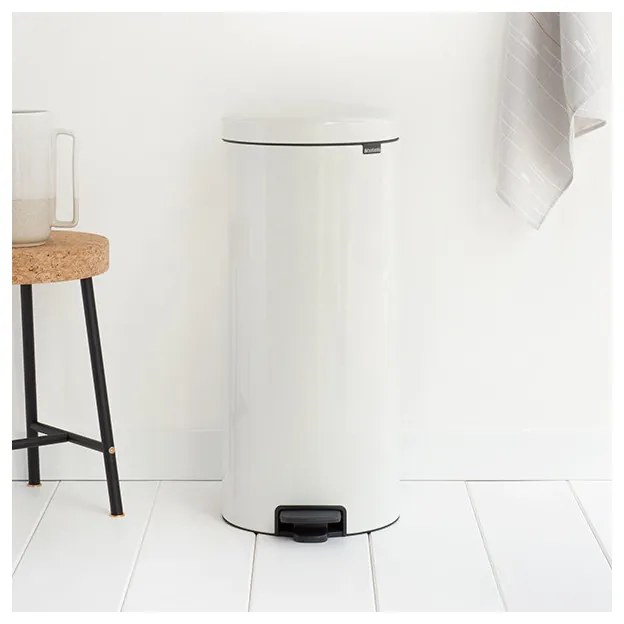 Cos de gunoi cu pedala Brabantia NewIcon 649063, 30 L, Inchidere lina, Baza antiderapanta, Cos interior metalic, Alb