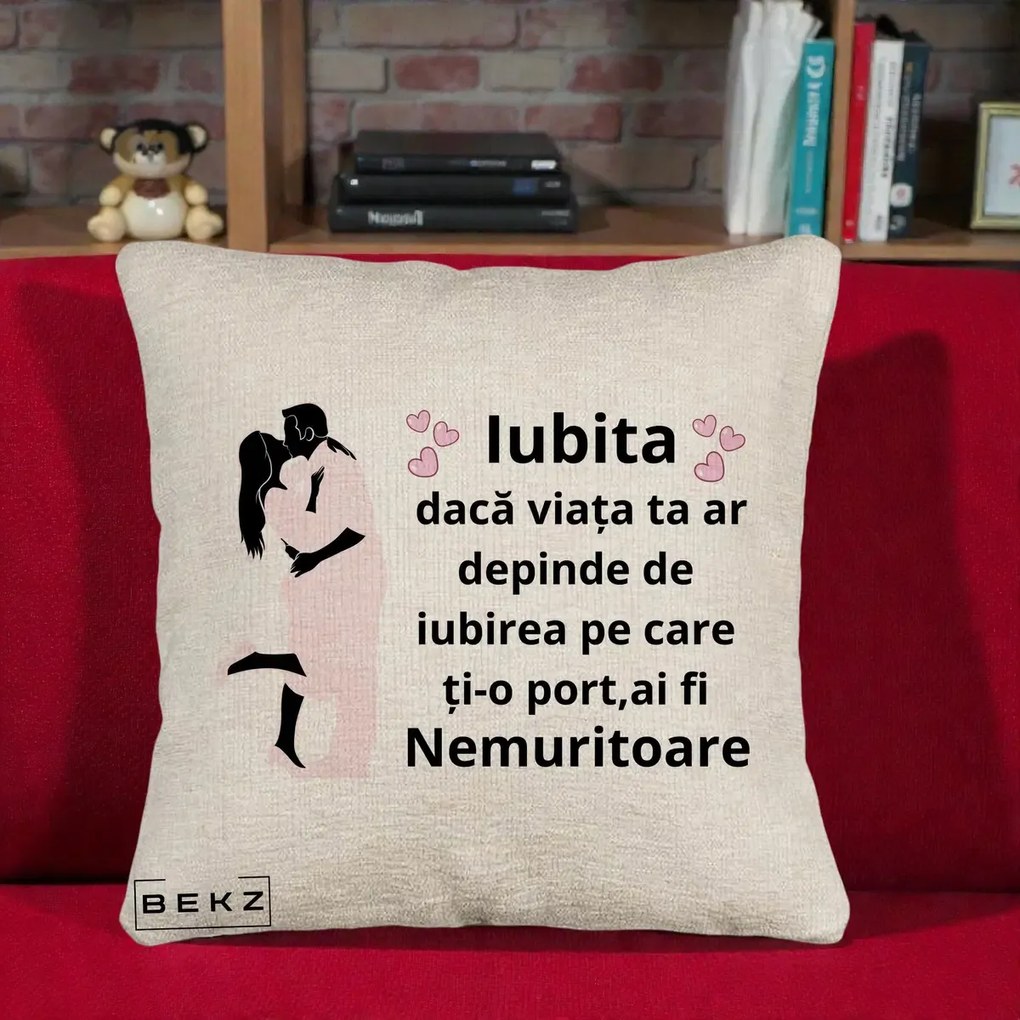 Cadou pentru Iubita - Perna Personalizata Iubita Nemuritoare cu Siluete de Cuplu, 40x40 cm, Bej Canapea, Husa Detasabila, Perna Inclusa, BEKZ®