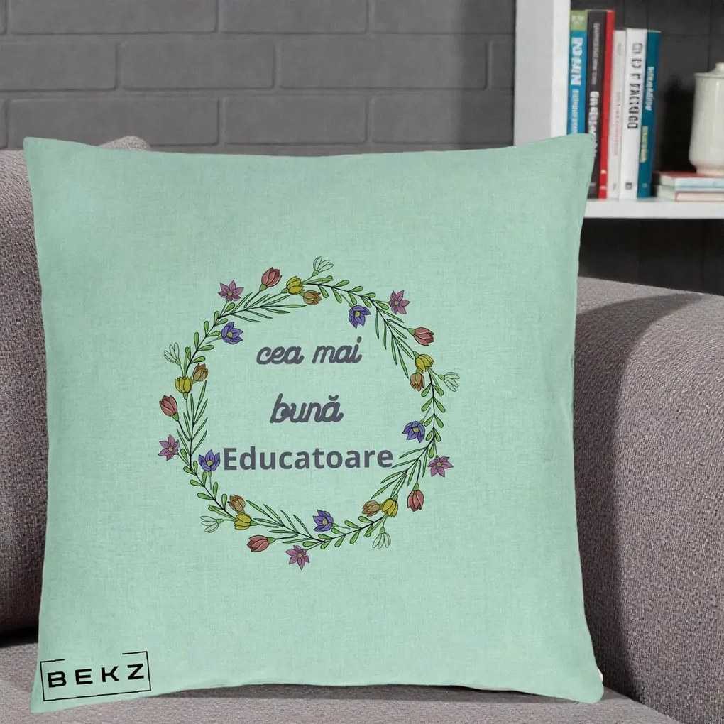 Cadou pentru Educatoare - Perna Personalizata Cea mai Buna Educatoare cu Coronita Florala Colorata, 40x40 cm, Verde Menta, Husa Detasabila, Perna Inclusa, BEKZ®