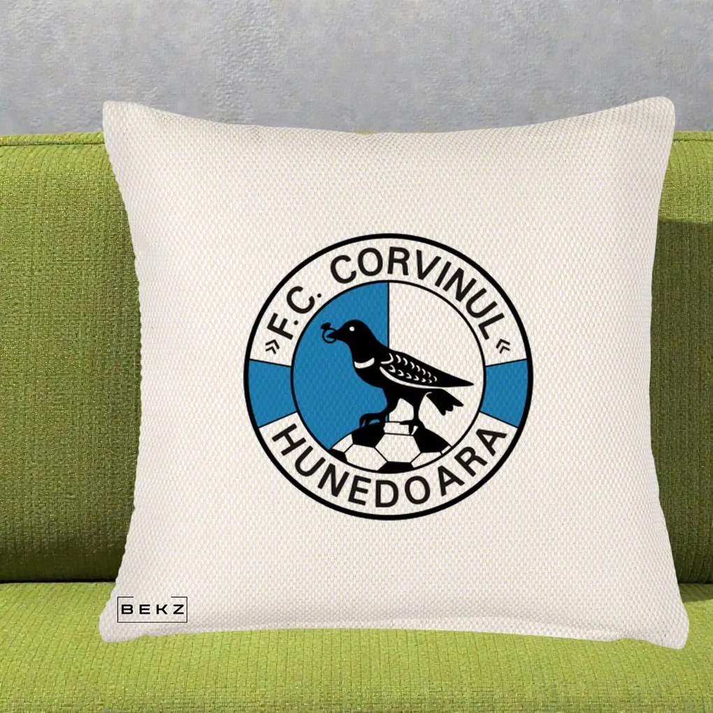 Perna Personalizata FC Corvinul Hunedoara Fotbal, 40x40 cm, Crem Reliefat, Husa Detasabila, Perna Inclusa, BEKZ®