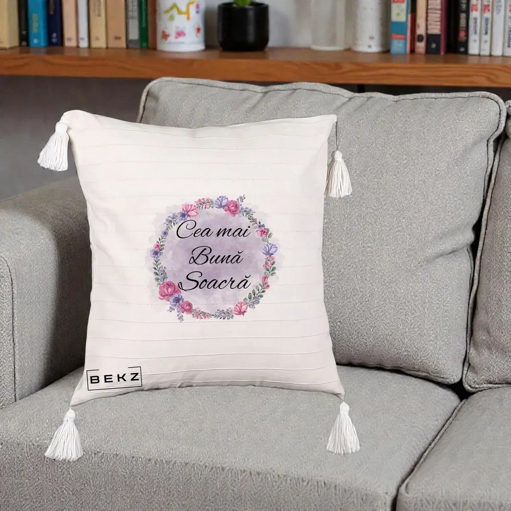 Cadou pentru Soacra - Perna Personalizata Cea mai Buna Soacra cu Coronita Flori Roz si Mov, 40x40 cm, Bej cu Franjuri, Husa Detasabila, Perna Inclusa, BEKZ®
