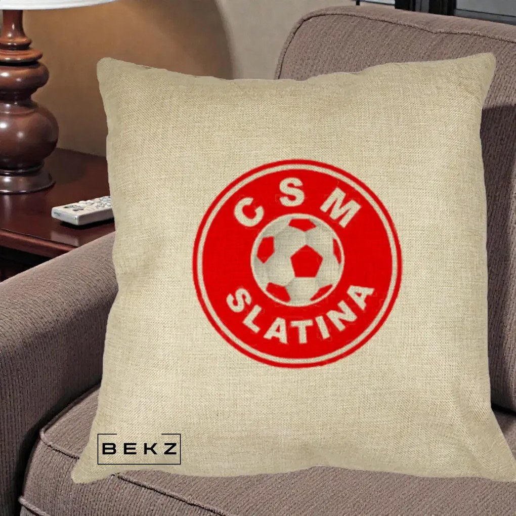 Perna Personalizata CSM Slatina Fotbal, 40x40 cm, Crem, Husa Detasabila, Perna Inclusa, BEKZ®