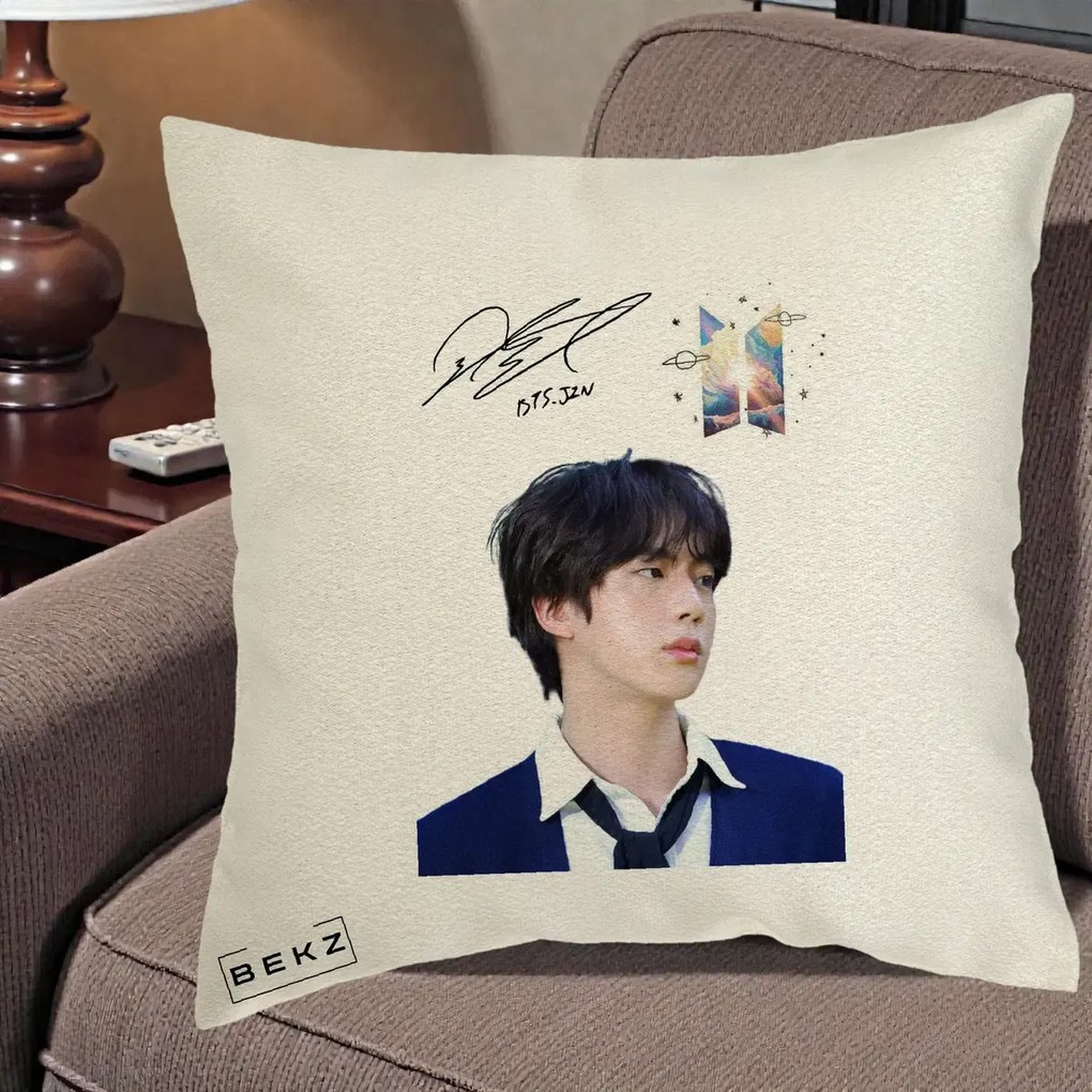 Perna Personalizata K-pop BTS Jin Portret Tinuta Albastra Autograf, 40x40 cm, Ecru, Husa Detasabila, Perna Inclusa, BEKZ®