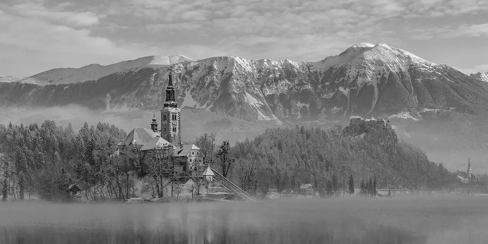 Tablou biserică lângă lac în Bled Slovenia alb-negru