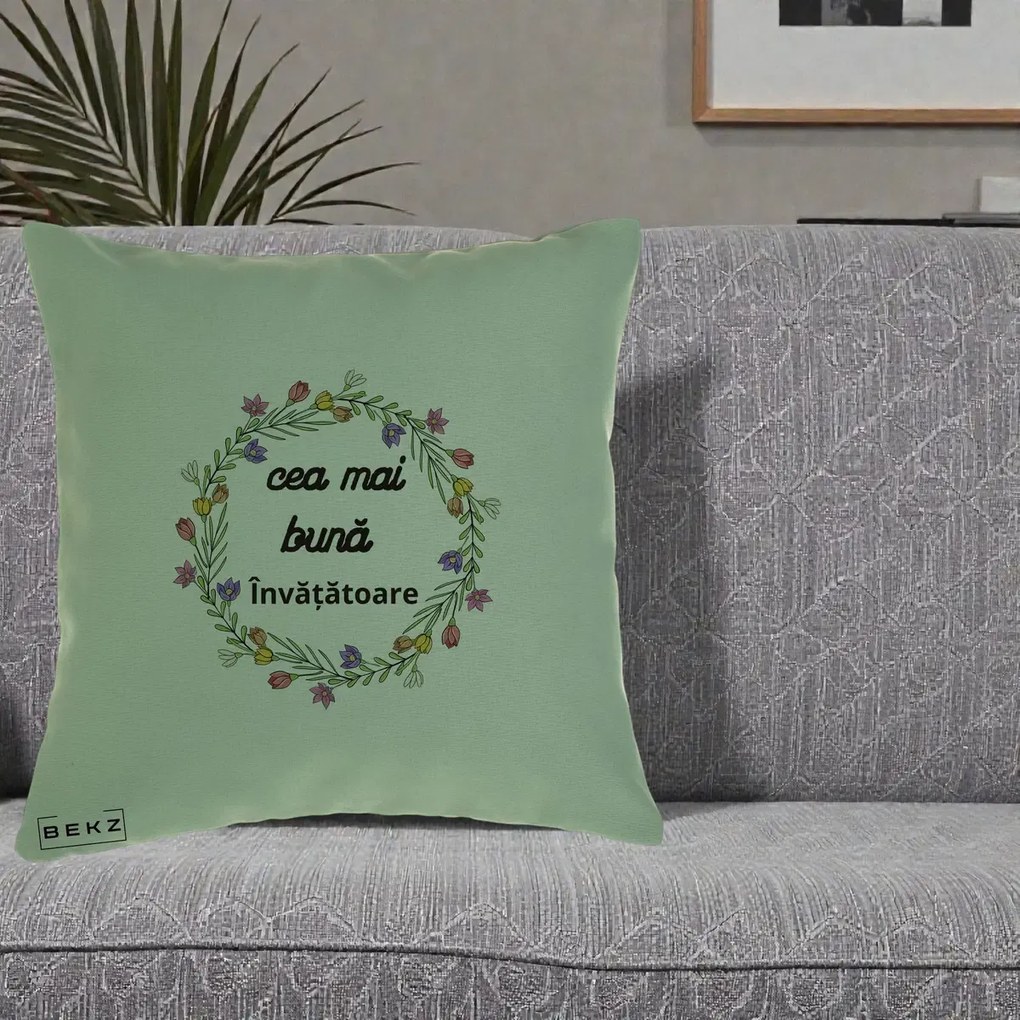 Cadou pentru Invatatoare - Perna Personalizata Cea mai Buna Invatatore cu Coronita Florala Colorata, 40x40 cm, Verde, Husa Detasabila, Perna Inclusa, BEKZ®