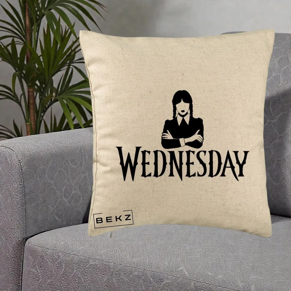Perna Personalizata Wednesday Addams cu Brate Incrucisate, 40x40 cm, Bej, Husa Detasabila, Perna Inclusa, BEKZ®